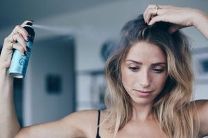 Сухий шампунь: користь і шкода для волосся